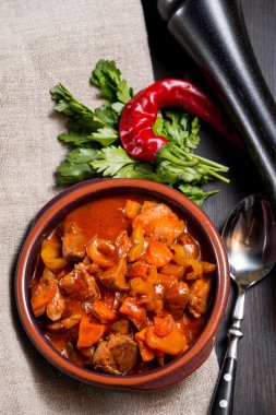 Et ve sebze güveç pişmiş. Gıda arka plan