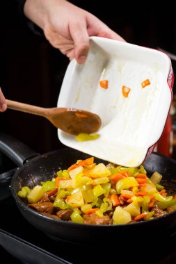 Şef pişirme sebze pan, yakın çekim