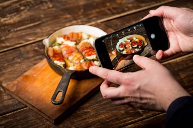 peynir ve domuz pastırması Pan pişmiş biber ile fotoğraf çekme ellerini doldurulmuş