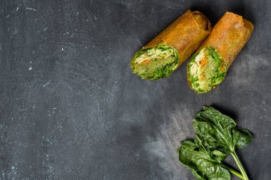 Taze sebze karanlık tablo arka plan üzerinde rulo, en iyi görünümü kapatın. Ek yük düz gıda fotoğraf. Organik sağlık vejetaryen tarifleri