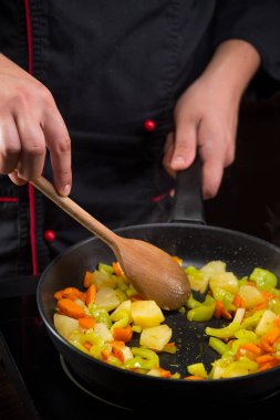 Şef pişirme sebze pan, yakın çekim