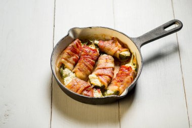 peynir ve ahşap zemin üzerine pastırma ile doldurulmuş fırında biber ile Pan yakın çekim 