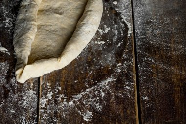 çiğ hamur un tozu, kopya alanı ile üstten görünüm ile ahşap masa üzerinde kapat