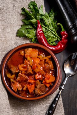 Et ve sebze güveç pişmiş. Gıda arka plan