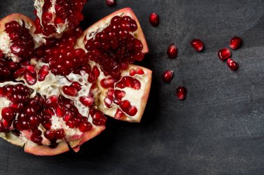 Kopya alanı siyah ahşap zemin üzerine nar