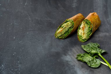 Taze sebze karanlık tablo arka plan üzerinde rulo, en iyi görünümü kapatın. Ek yük düz gıda fotoğraf. Organik sağlık vejetaryen tarifleri