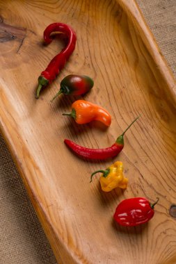 ahşap masa, üstten görünüm üzerinde çeşitli sıcak biber 