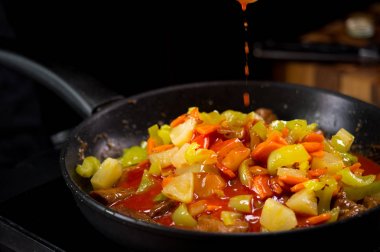 Şef pişirme sebze domates sosu ile pan, yakın çekim