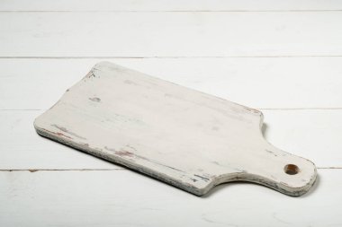 ahşap arka plan üzerinde eski püskü beyaz kesme tahtası