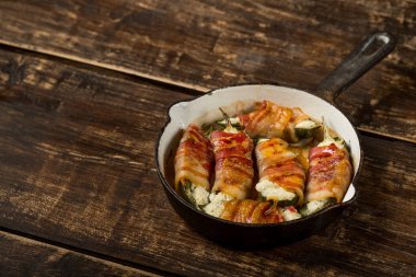 peynir ve ahşap arka plan kopya alanı ile pastırma ile doldurulmuş fırında biber yakın çekim