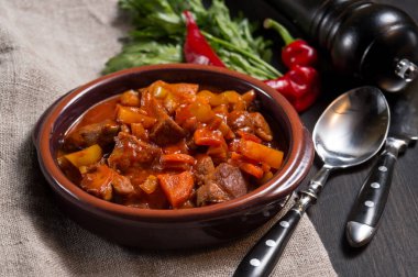 Et ve sebze güveç pişmiş. Gıda arka plan