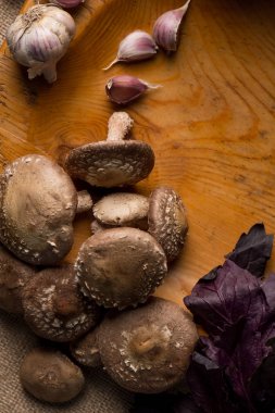 taze mantar, sarimsak ve fesleğen ahşap masa üzerinde kopya alanı görünümüyle top