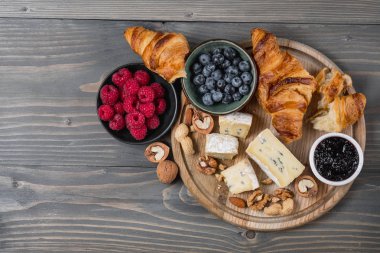 Parmesan, rokfor, Dorblu ve diğer peynirler. Peynirler koyu arka plan üzerine dilimlenmiş. Gıda afiş metin veya tasarım için
