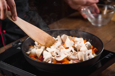 erkek aşçı pişirme sebze pan, yakın çekim