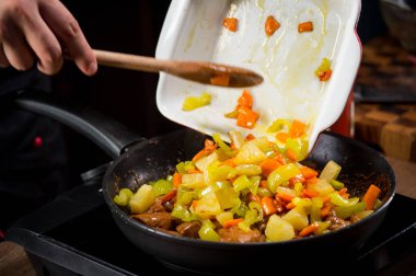 Şef pişirme sebze pan, yakın çekim