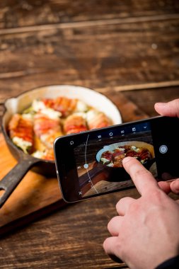 peynir ve domuz pastırması Pan pişmiş biber ile fotoğraf çekme ellerini doldurulmuş