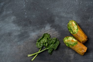 Karanlık tablo arka plan menüsünde malzemeler ile Vejetaryen yiyecekler yemek, en iyi görünümü kapatın. Ek yük düz fotoğraf
