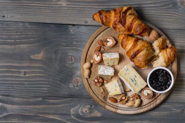 Kırsal ahşap masa üzerinde çeşitli peynir türleri