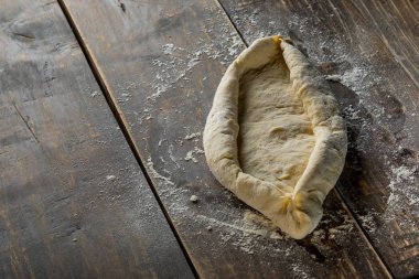 çiğ hamur un tozu, kopya alanı ile üstten görünüm ile ahşap masa üzerinde kapat