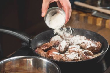 Bir tavada kızarmış etli bir yemek tarifi yemek pişirmek için çiğ et şef aşçılar