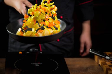 Şef pişirme sebze pan, yakın çekim