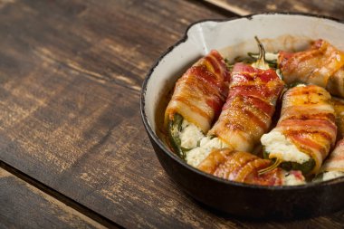 peynir ve ahşap arka plan kopya alanı ile pastırma ile doldurulmuş fırında biber yakın çekim