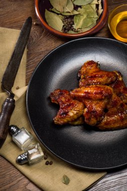 Tavuk kanadı gıda arka plan üzerinde siyah plaka servis bal ile kavrulmuş