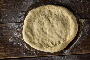 çiğ hamur un tozu, kopya alanı ile üstten görünüm ile ahşap masa üzerinde kapat