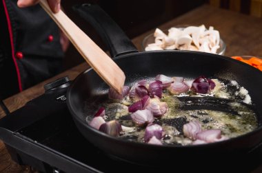 Şef Pişirme soğan üzerinde pan, yakın çekim