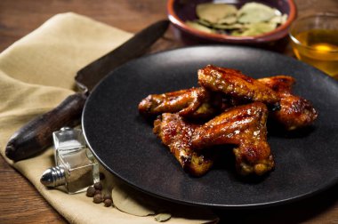 Siyah tabakta ızgara tavuk kanadı