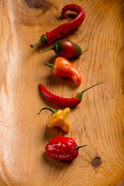 ahşap masa, üstten görünüm üzerinde çeşitli sıcak biber 