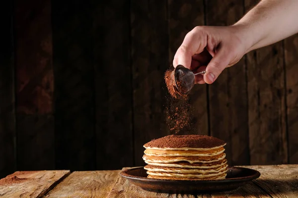 Stapel Von Pfannkuchen Mit Kakaopulver Spritzern Kochen Von Hand Auf — Stockfoto