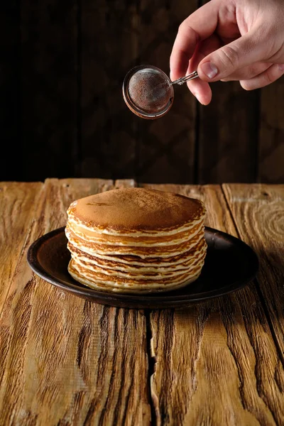 Pila Panqueques Con Salpicaduras Chocolate Con Cacao Polvo Cocina Mano — Foto de Stock