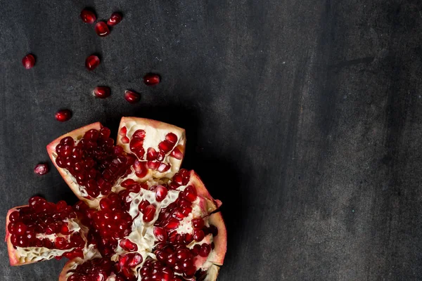 Granatapfel Auf Schwarzem Holzhintergrund Mit Kopierraum — Stockfoto