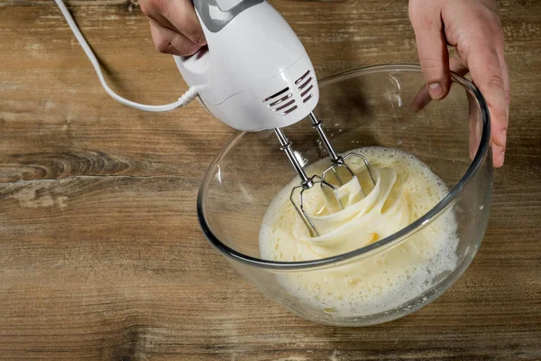 Kock Matlagning Med Mixer Och Kock Händer Glasskål Med Degen — Stockfoto