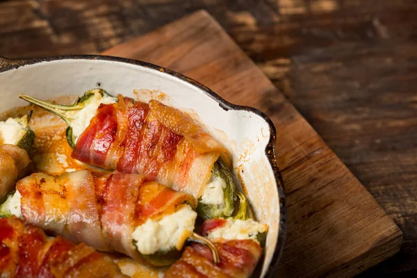 Bakade Paprikor Fyllda Med Ost Och Bacon Trä Bakgrund Ovanifrån — Stockfoto