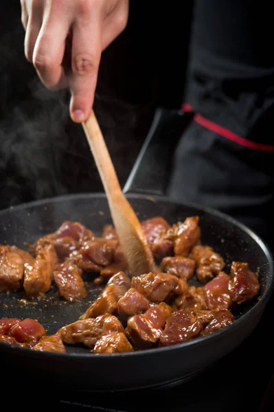 厨师在煎锅里煮生肉 烹调煎肉食谱 — 图库照片