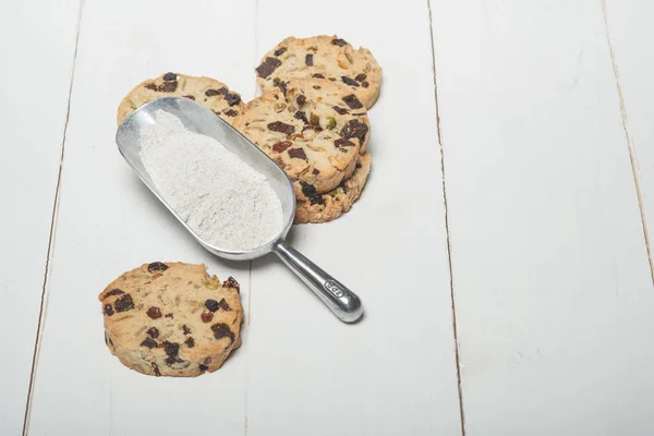 Galletas Hechas Mano Harina Cuchara Metal Sobre Fondo Madera Blanca — Foto de Stock