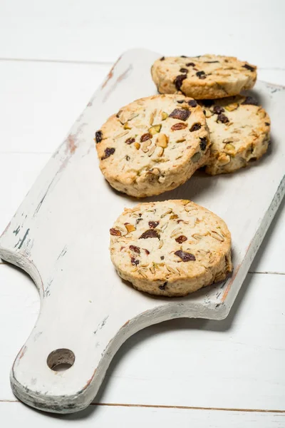 Galletas Chips Hechas Mano Tabla Cortar Blanca Cerca — Foto de Stock