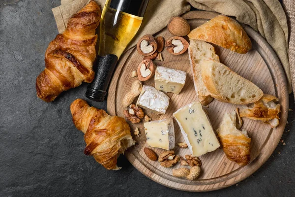 Quesos Surtidos Placa Redonda Madera Queso Camembert Brie Nueces Croissant — Foto de Stock