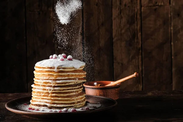 Cozinhar Panquecas Com Bagas Fundo Escuro Madeira — Fotografia de Stock