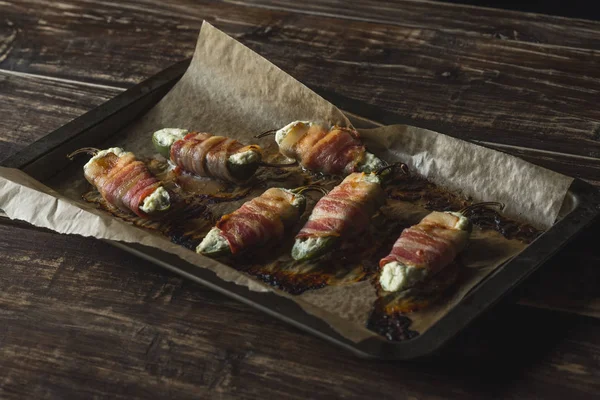 Bakat Kryddig Paprika Med Ost Och Bacon Och Bakade Mat — Stockfoto