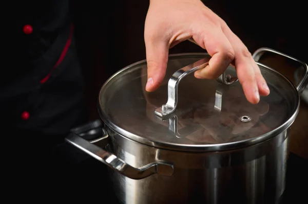 Chef Cocina Carne Cruda Una Sartén Metal Para Cocinar Una —  Fotos de Stock