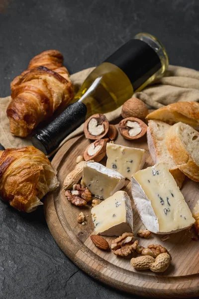 Quesos Surtidos Placa Redonda Madera Queso Camembert Brie Nueces Croissant — Foto de Stock