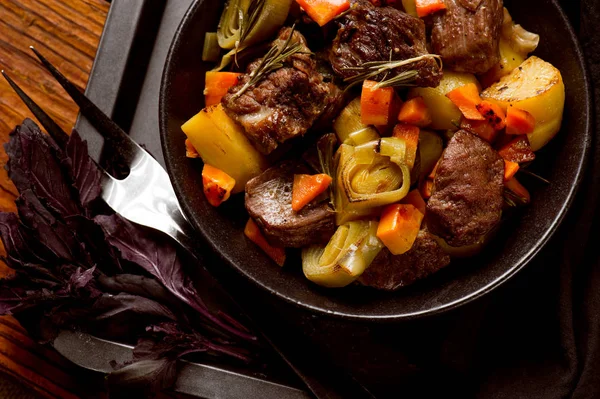 Matlagning Kött Och Grönsaker Pannan Träbord Närbild — Stockfoto