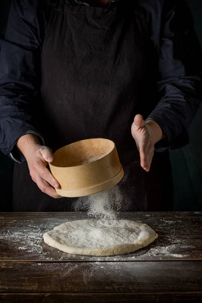 Close Chef Hands Pouring Flour Powder Raw Dough Using Sieve — Stock Photo, Image