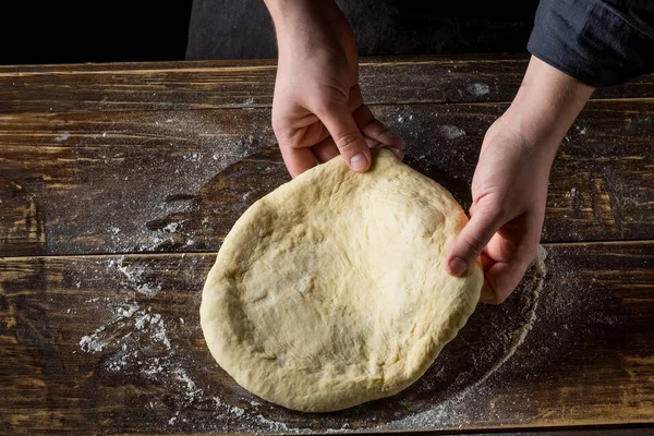 Primo Piano Mani Chef Maschile Preparare Pasta Sfondo Legno Vista — Foto Stock