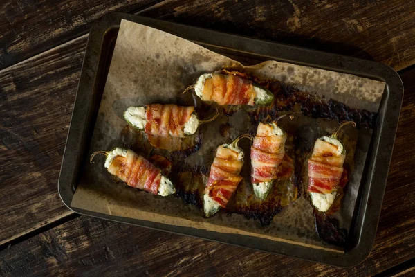 Bakat Kryddig Paprika Med Ost Och Bacon Och Bakade Mat — Stockfoto