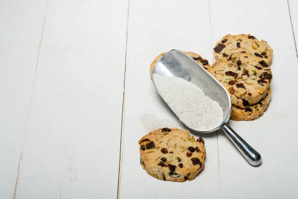 Galletas Hechas Mano Harina Cuchara Metal Sobre Fondo Madera Blanca — Foto de Stock