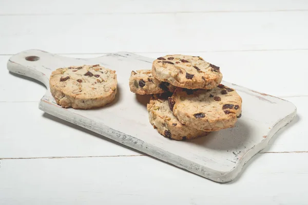 Galletas Chips Hechas Mano Tabla Cortar Blanca Cerca — Foto de Stock